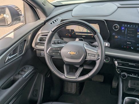 Used 2025 Chevrolet Traverse LT w/ Enhanced Driving Package image 16