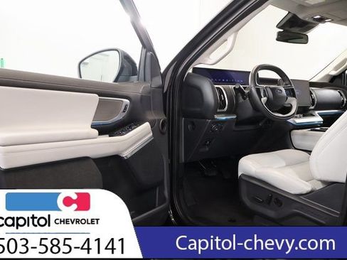 Used 2025 Ford Expedition Platinum w/ Driver's Package AWD/4WD image 10