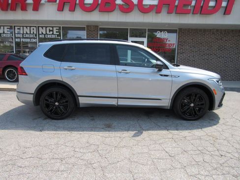 Used 2022 Volkswagen Tiguan SE R-Line AWD/4WD image 9