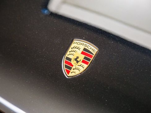 Certified 2025 Porsche Macan AWD/4WD image 12