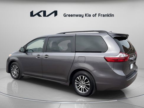 Used 2019 Toyota Sienna XLE w/ XLE Navigation Package image 5