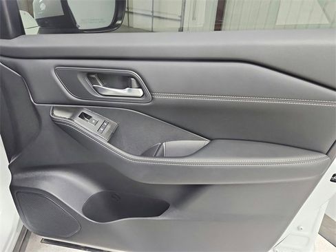 Used 2025 Nissan Rogue SL w/ SL Premium Package image 36