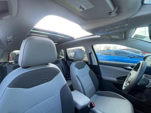 Used 2023 Volkswagen Taos SE image 3