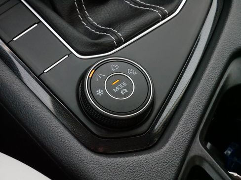 Used 2025 Volkswagen Taos SE image 28