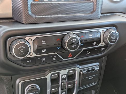 Used 2020 Jeep Wrangler Unlimited Sahara image 24