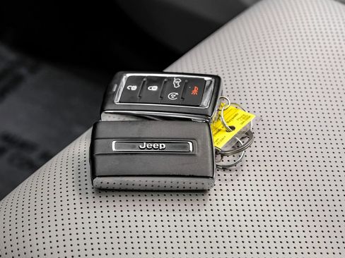 Used 2022 Jeep Grand Cherokee Overland w/ Luxury Tech Group IV image 57