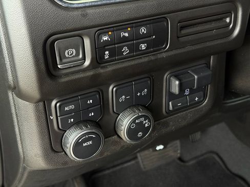 Used 2023 Chevrolet Suburban Z71 w/ Luxury Package AWD/4WD image 34