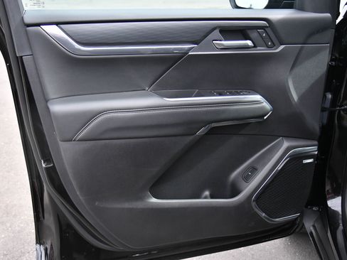 Used 2025 GMC Acadia Elevation image 16