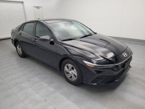 Used 2025 Hyundai Elantra SE w/ Cargo Package FWD image 11