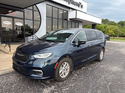 Used 2025 Chrysler Pacifica Select FWD image 2