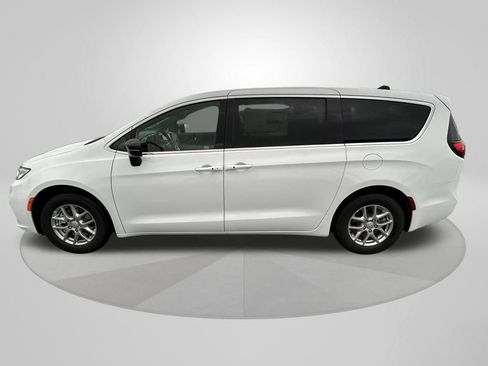 New 2026 Chrysler Pacifica Select image 4