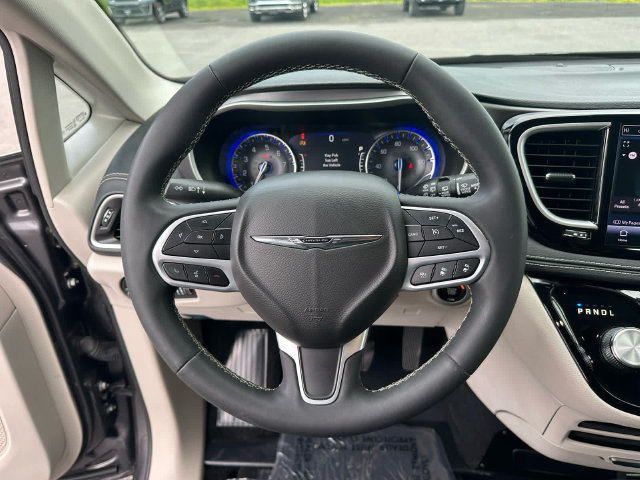 Used 2022 Chrysler Pacifica Touring-L FWD image 12