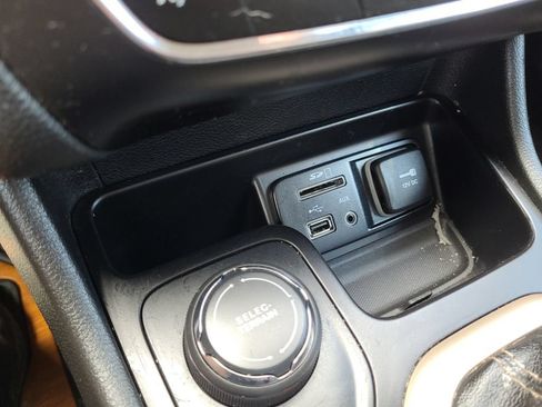 Used 2016 Jeep Cherokee Latitude w/ Cold Weather Group AWD/4WD image 23