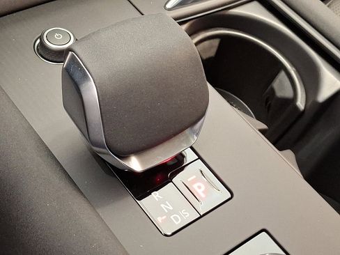 New 2025 Land Rover Discovery Dynamic SE image 13