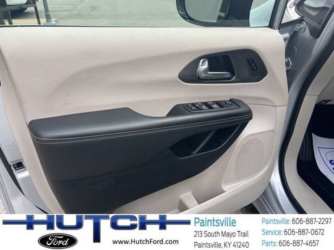 Used 2024 Chrysler Pacifica Touring-L FWD image 21