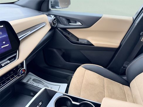 Used 2025 Chevrolet Equinox ACTIV w/ Safety and Technology Package image 29