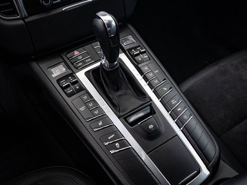 Used 2017 Porsche Macan image 34