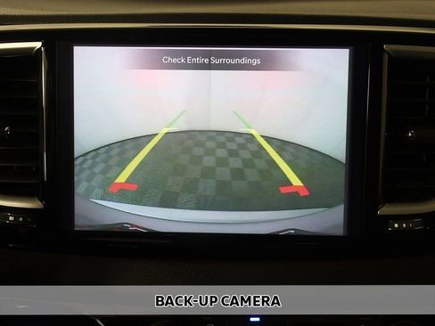 Used 2024 Chrysler Pacifica Touring-L image 7