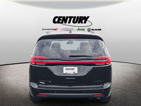Used 2025 Chrysler Pacifica Limited FWD image 5