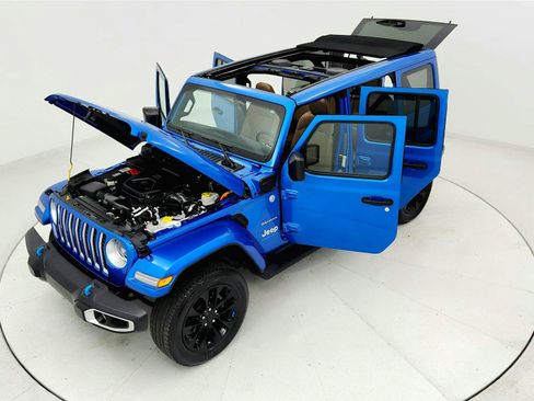 Used 2023 Jeep Wrangler Unlimited Sahara w/ Cold Weather Group image 21