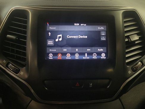 Used 2021 Jeep Cherokee Latitude FWD image 25