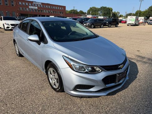 Used 2017 Chevrolet Cruze LS FWD image 8