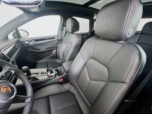 New 2026 Porsche Macan Base image 5
