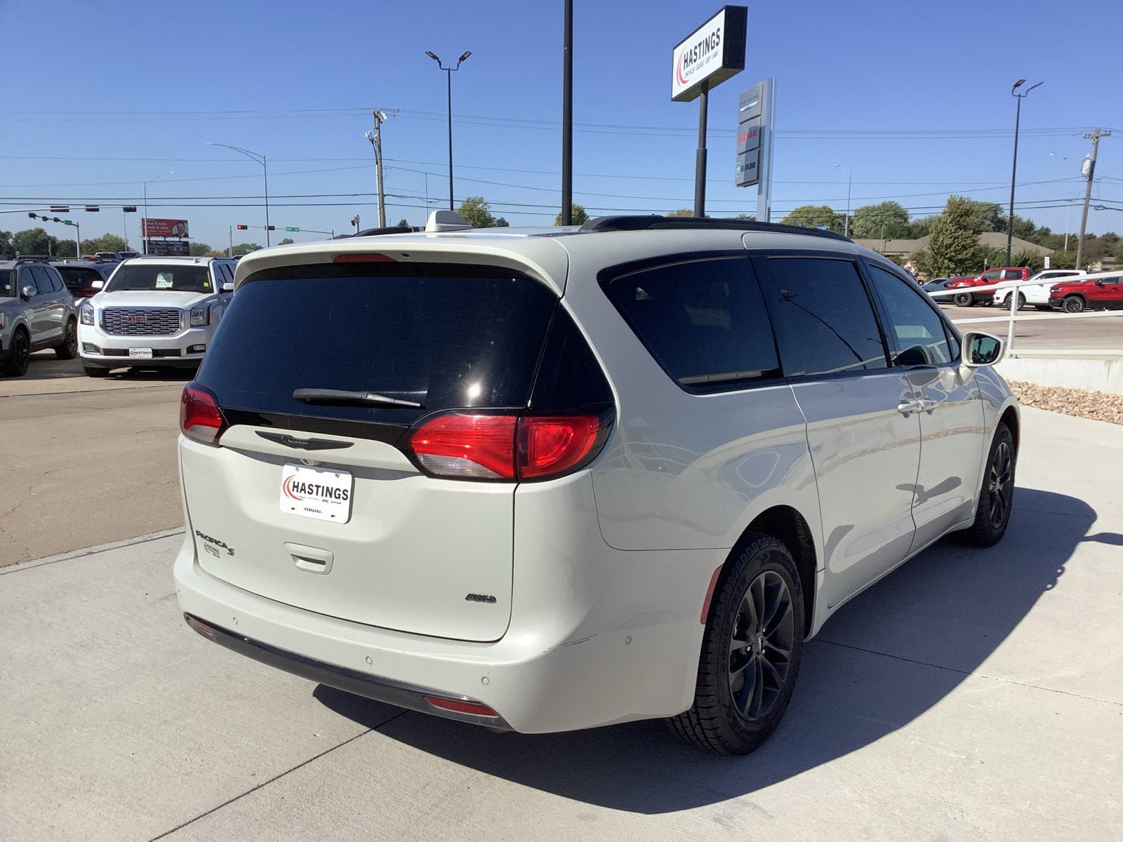 Used 2020 Chrysler Pacifica Touring-L w/ Advanced Safetytec Group AWD/4WD image 5