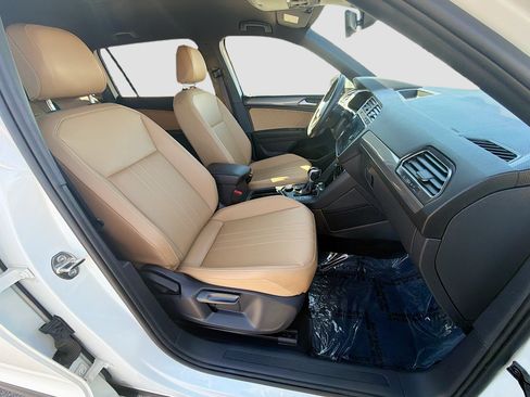 Used 2023 Volkswagen Tiguan SE AWD/4WD image 31