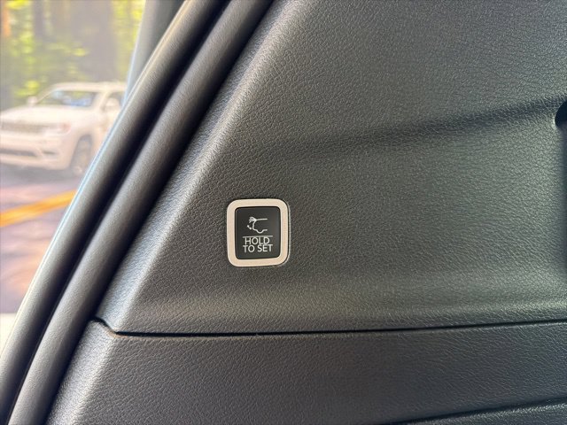 New 2027 Chrysler Pacifica Select FWD image 8