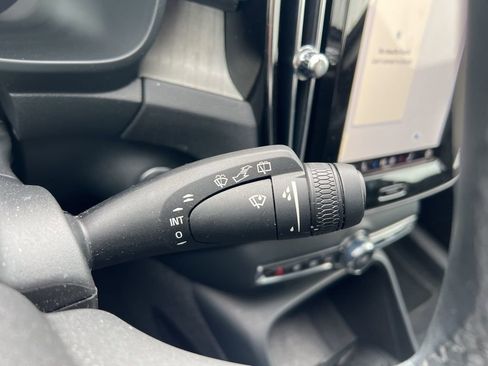 Used 2024 Volvo XC40 B5 Core image 13