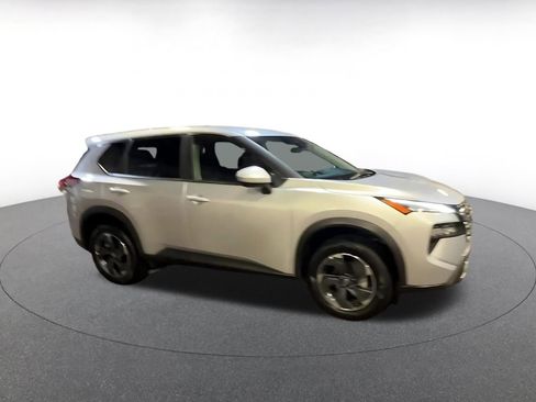 Used 2025 Nissan Rogue SV image 2