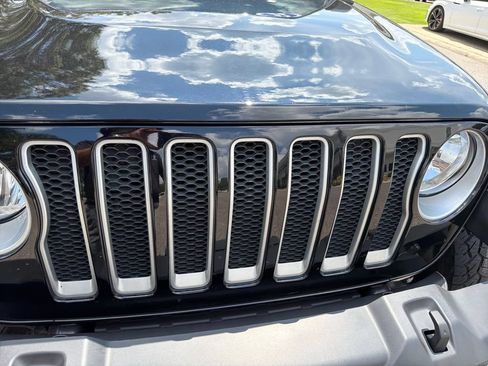 Used 2022 Jeep Wrangler Unlimited Sahara w/ Cold Weather Group AWD/4WD image 15