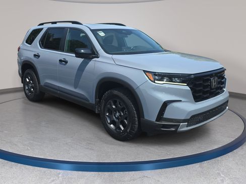 Used 2025 Honda Pilot TrailSport image 3