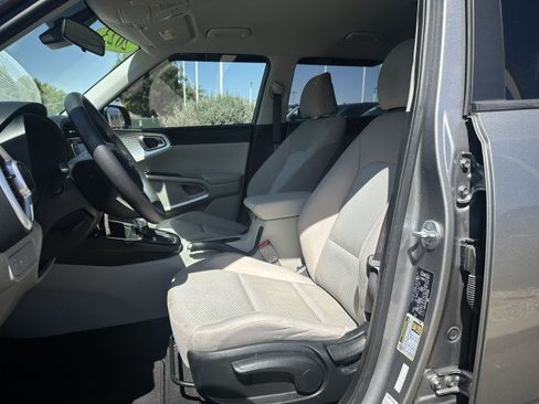 Used 2023 Kia Soul LX w/ LX Technology Package FWD image 11