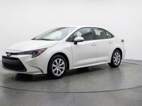 Used 2025 Toyota Corolla LE image 3