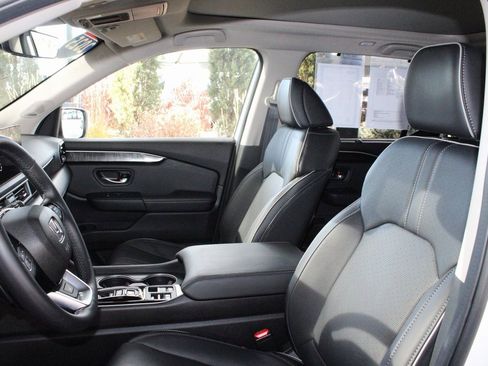 Used 2025 Honda Pilot Elite image 7