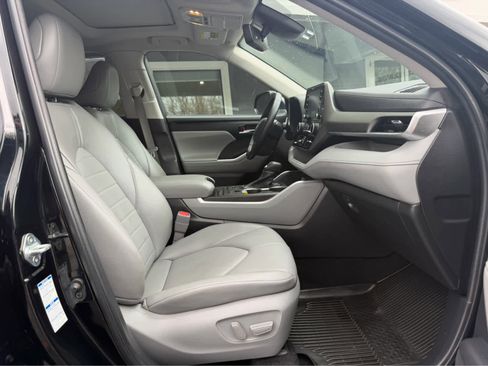 Used 2022 Toyota Highlander XLE AWD/4WD image 21