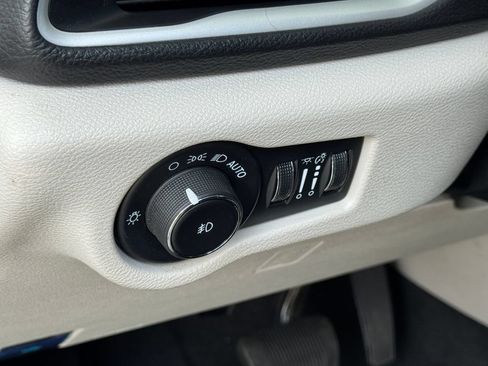 Used 2024 Chrysler Pacifica Limited FWD image 10