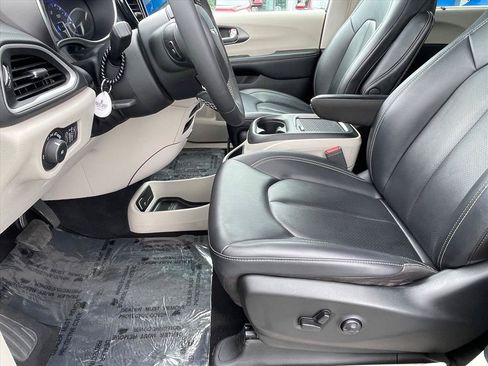 Used 2024 Chrysler Pacifica Touring-L FWD image 21
