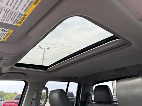 Used 2017 Nissan Frontier SL w/ Moonroof Package AWD/4WD image 18