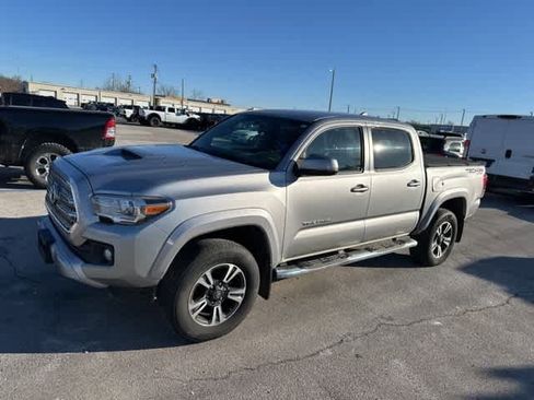 Used 2016 Toyota Tacoma TRD Sport image 12
