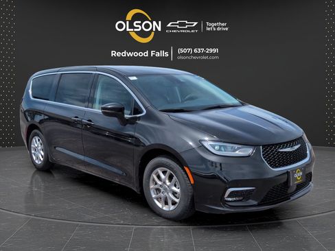 Used 2023 Chrysler Pacifica Touring-L FWD image 7