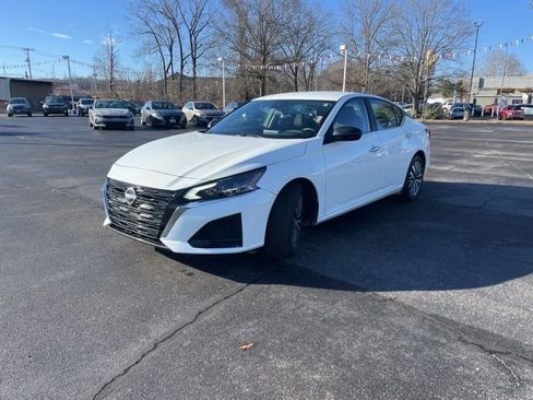 Used 2025 Nissan Altima 2.5 SV FWD image 3