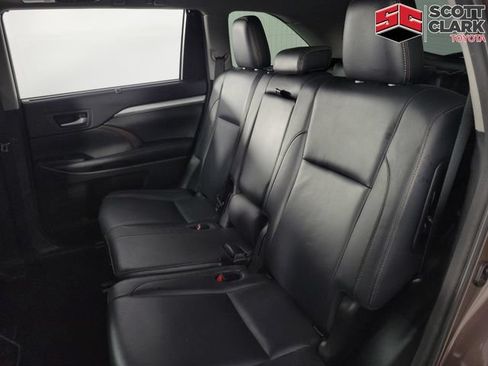 Used 2017 Toyota Highlander XLE FWD image 17