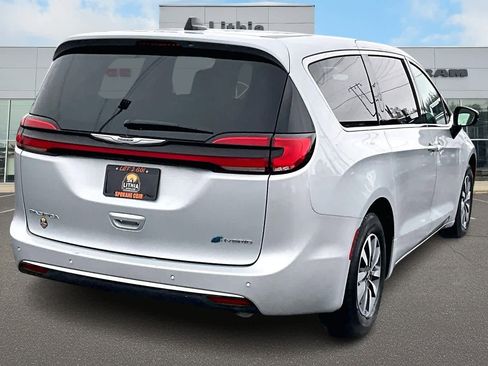 Used 2024 Chrysler Pacifica Select image 23