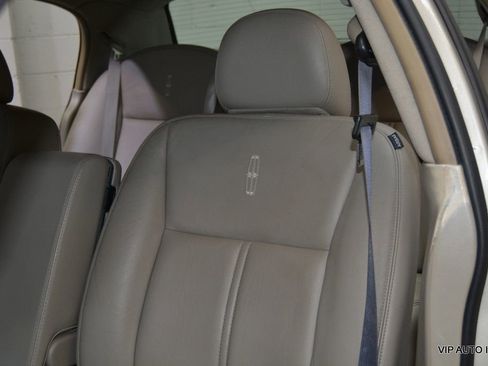 Used 2010 Lincoln Town Car Signature Limited image 13