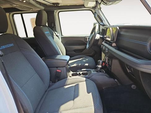 Used 2024 Jeep Wrangler Unlimited Rubicon 4xe image 15