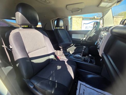 Used 2010 Toyota FJ Cruiser 4WD image 10