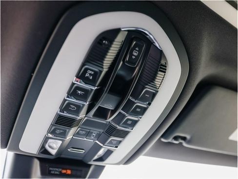 Certified 2025 Porsche Macan image 21